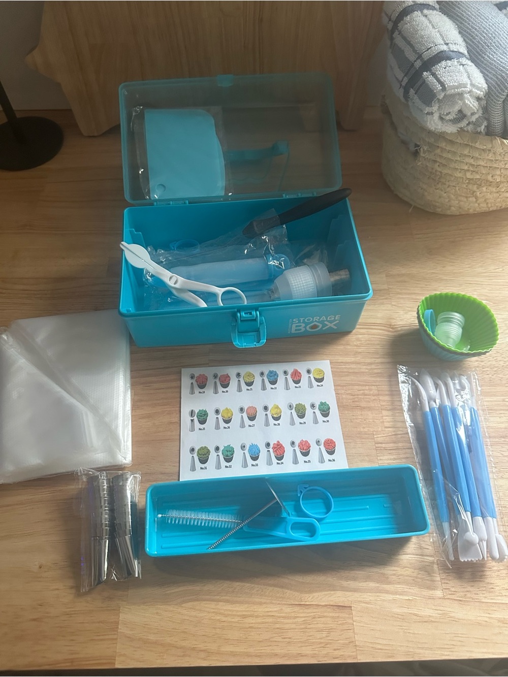 Cake decorating kit